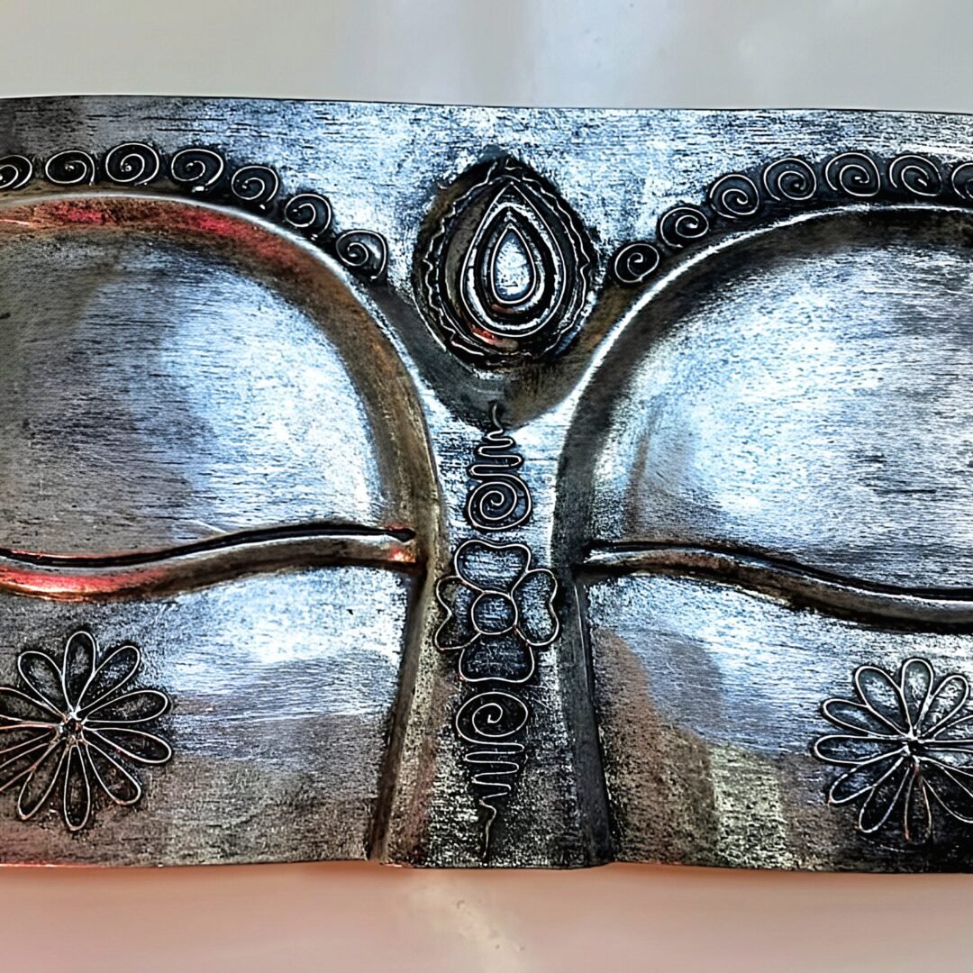 Bajorrelieve plateado a la hoja